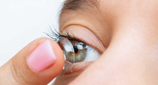How to put in contact lenses
